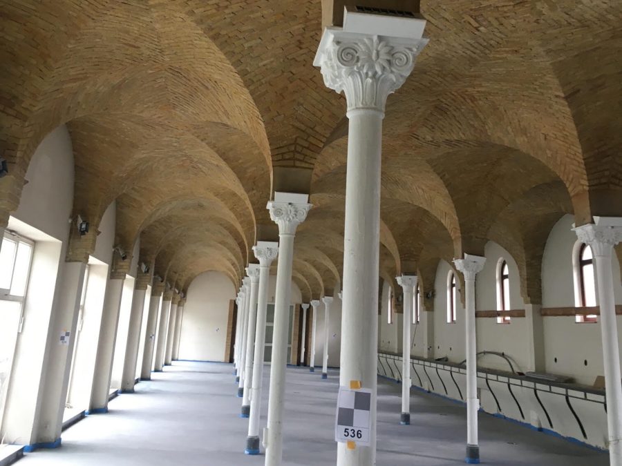 Kaiserlicher Pferdestall Mehringdamm vor der Baureinigung: gewölbte Halle im Sanierungszustand