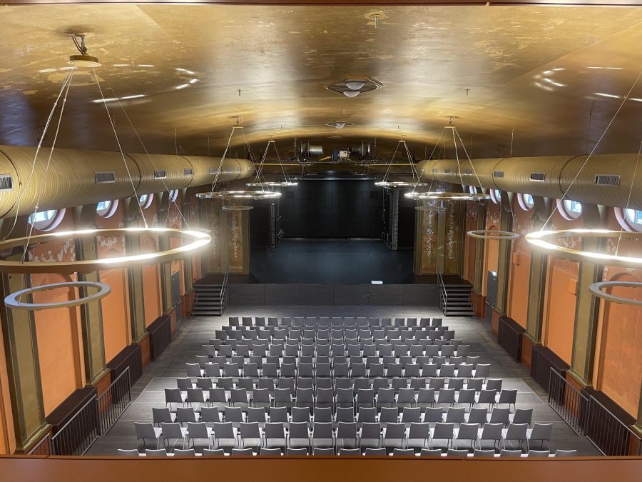 Prater Theater Berlin nach der Baureinigung: restaurierter Zuschauerraum mit Bestuhlung