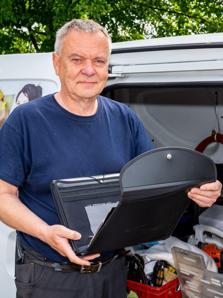 blankREPAIR Handwerker bei Kleinreparatur und Mängeldokumentation