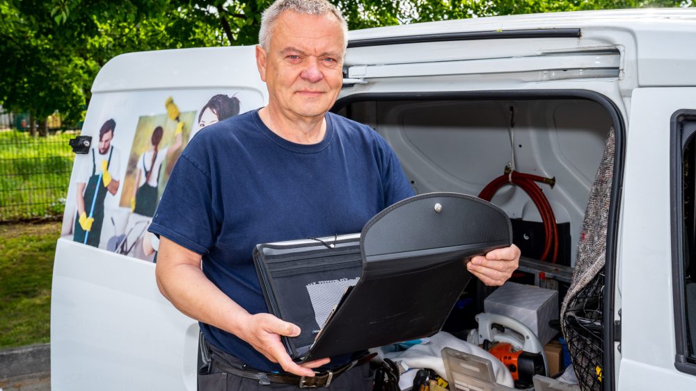 blankREPAIR Handwerker bei Kleinreparatur und Mängeldokumentation